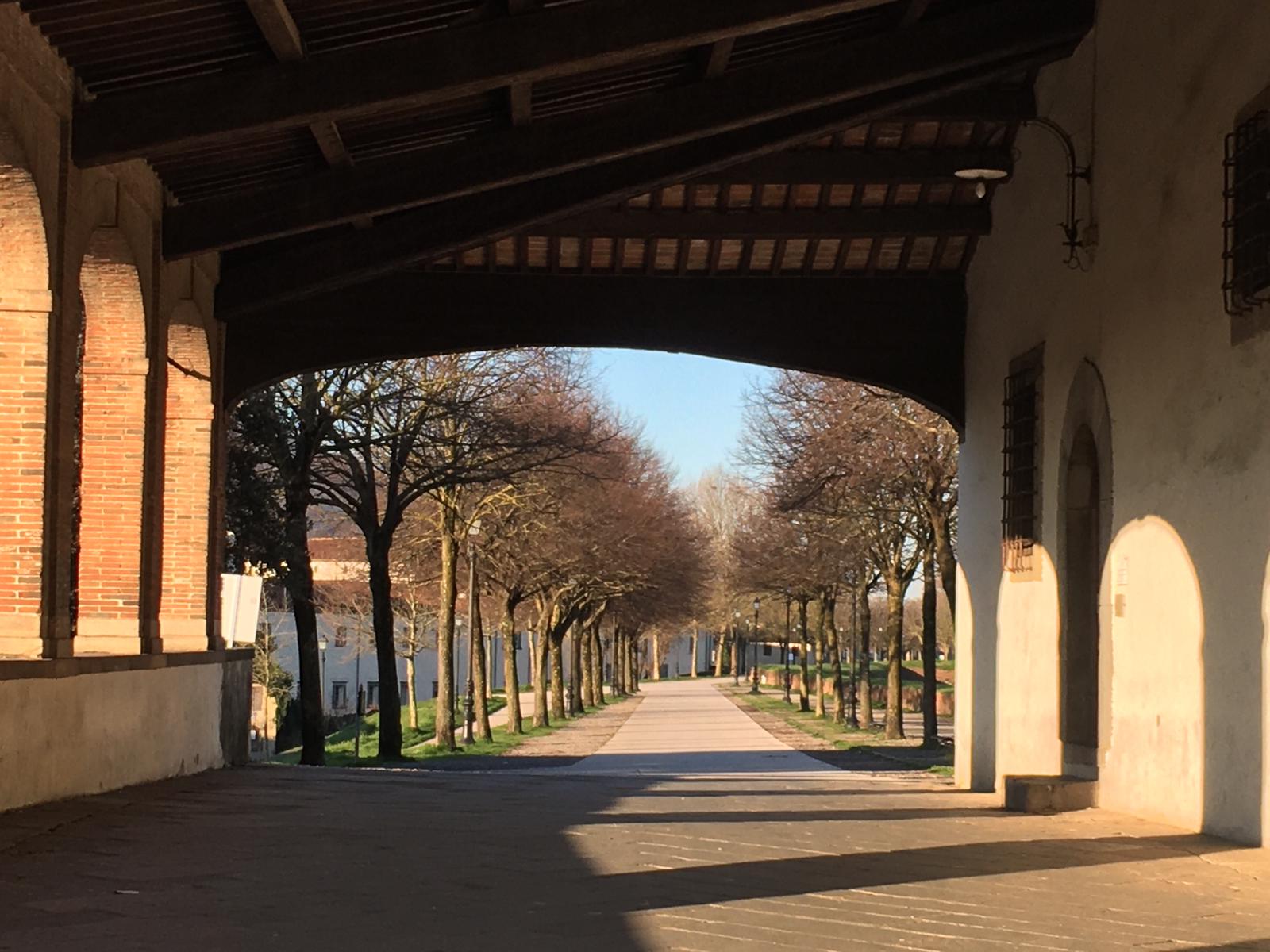 Mura di Lucca deserte