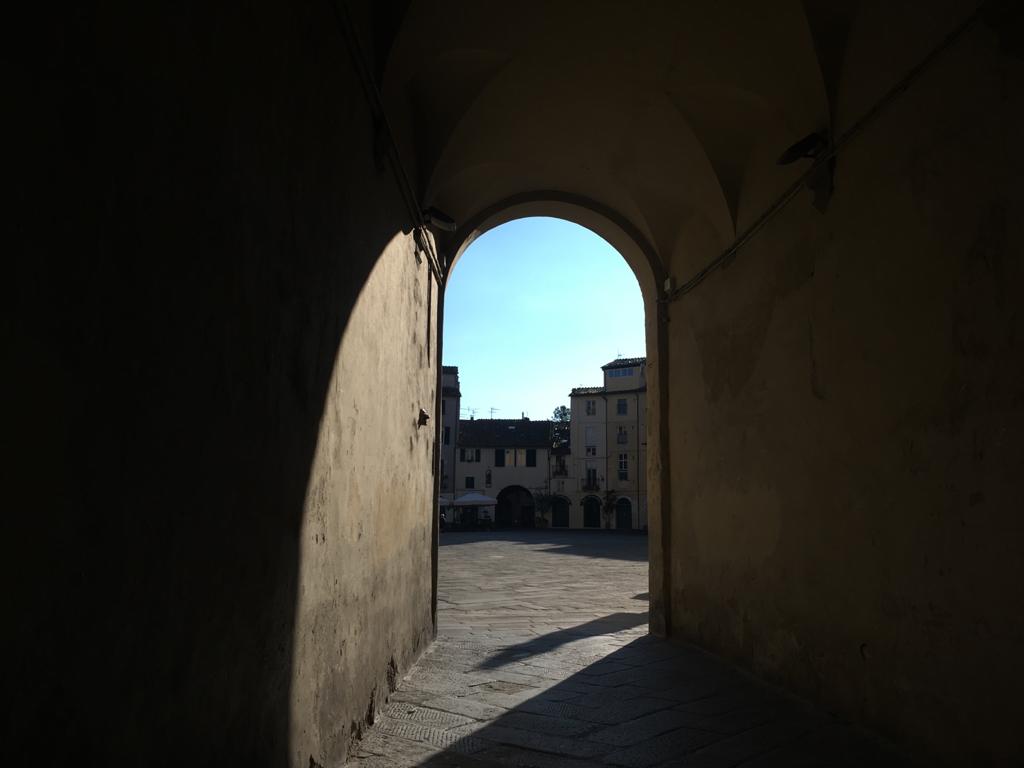 Veduta di Piazza Anfiteatro da una delle porte dell'Anfiteatro