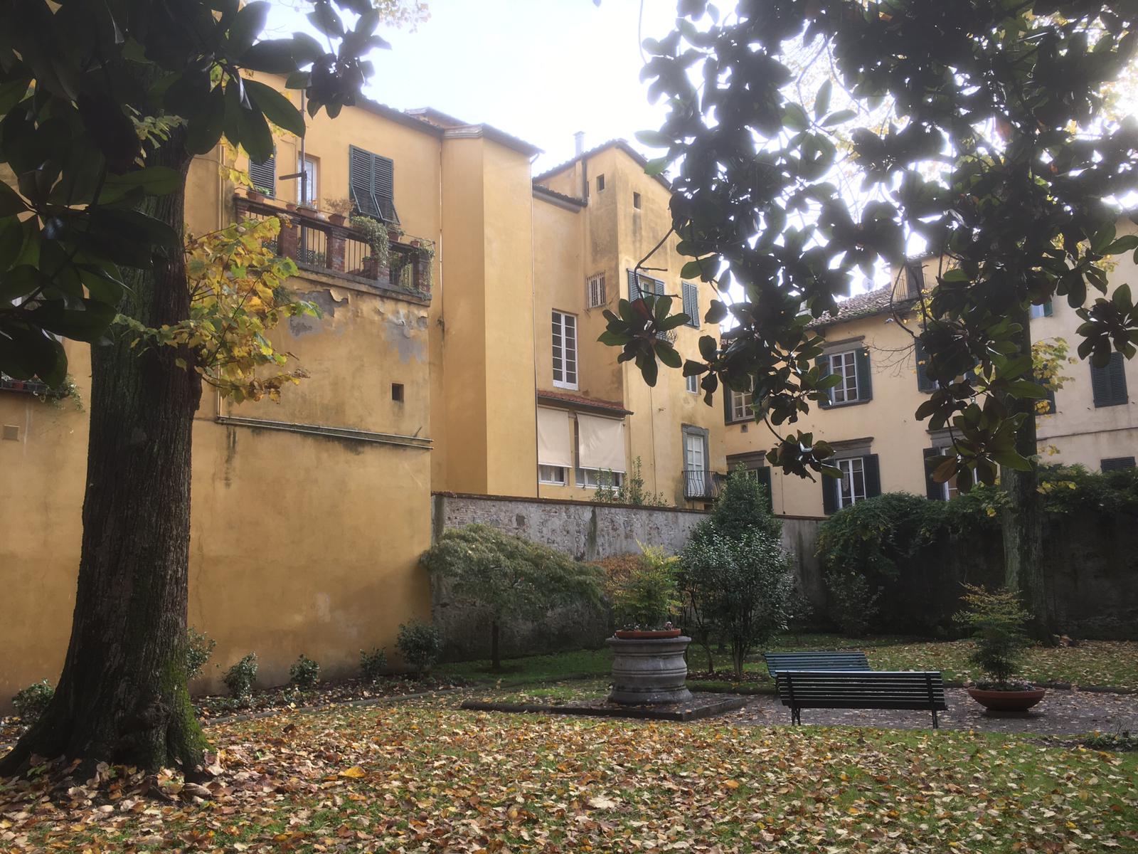 Giardino di fronte a Palazzo Orsetti